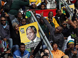 Панихида по Нельсону Манделе в Йоханнесбурге собрала десятки тысяч человек. Барака Обаму задержала пробка
