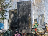 Уральский фотограф, обвиненный в экстремизме, знакомит англичан с "русской мафией" через кладбищенское искусство Уральский фотограф, обвиненный в экстремизме, знакомит англичан с "русской мафией" через кладбищенское искусство