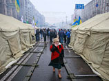 Власти Украины хотят разобраться с кризисом без внешнего вмешательства. А люди на Майдане запасаются едой и убирают "рабочие места"