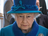 Охраняющие британскую королеву Елизавету II полицейские брали руками и поедали орехи, которые были выставлены специально для нее и членов ее семьи в покоях Букингемского дворца