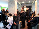 Клиенты "Инвестбанка" на Ленинском проспекте в Калининграде, 13 декабря 2013 года