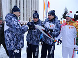 Олимпийский огонь отправился из Екатеринбурга в Нижний Тагил, но по пути поджег еще одного факелоносца
