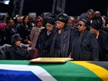 В ЮАР в деревне Куну в южноафриканской провинции Восточный Кейп началась церемония похорон экс-президента Нельсона Манделы - известного борца с апартеидом хоронят там, где он родился, рядом с тремя его детьми