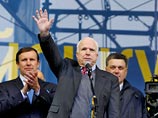 Два американских сенатора - от Демократической и Республиканской партий - заявили о поддержке США евроинтеграционных стремлений украинцев, выступив с трибуны Евромайдана. Тысячи собравшихся приветствовали это криками "Thank You!" ("Спасибо!")