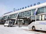 Двое пассажиров во время полета из Красноярска в Москву, жестоко избили бортпроводника, сообщил в воскресенье источник в авиадиспетчерских службах новосибирского аэропорта "Толмачево", где самолету пришлось совершить вынужденную посадку