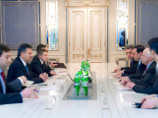 Янукович встретился с американскими сенаторами, приехавшими в Киев