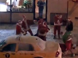 Полиция США выясняет обстоятельства групповой драки на улице в Нью-Йорке, в которой участвовали мужчины, одетые в костюмы Санта-Клаусов