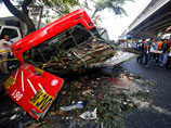 В пригороде столицы Филиппин, Манилы, с эстакады на проходящую под ней автодорогу упал автобус. Погиб, по меньшей мере, 21 человек, еще около 20 получили ранения