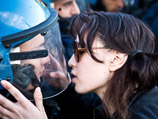 В Италии 20-летнюю манифестантку, поцеловавшую в каску полицейского, отдают под суд за "изнасилование" стража порядка