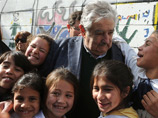Президент Уругвая Хосе Мухика собирается усыновить 30-40 детей и подростков из своего района после того, как он, по его собственным словам, "снимет этот костюм, который ему жмет", т.е. покинет пост президента страны