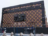 Демонтированный с Красной площади павильон-"чемодан" Louis Vuitton с выставкой "Душа странствий" может появиться в столичном ЦВЗ "Манеж" летом, а сама экспозиция - еще раньше, если будет решено показывать ее без павильона