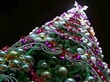Главную новогоднюю ель страны срубили в Подмосковье при участии чиновников, священника и Деда Мороза