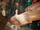 Под разрушением памятников коммунисты, вероятнее всего, имеют в виду резонансное событие 8 декабря, когда в центре Киева люди с символикой националистической партии "Свобода" повалили памятник Владимира Ленина и начали разбивать поверженную статую молотка Под разрушением памятников коммунисты, вероятнее всего, имеют в виду резонансное событие 8 декабря, когда в центре Киева люди с символикой националистической партии "Свобода" повалили памятник Владимира Ленина и начали разбивать поверженную статую молотка