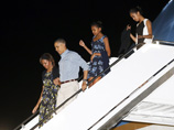 Барак Обама, первая леди Мишель Обама, дочери Саша и Малия прибыли на отдых в столицу штата Гавайи Гонолулу вместе со своими питомцами - собаками по кличке "Санни" и "Бо"
