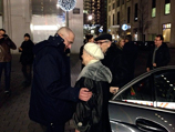 Накануне Ходорковский встретился с сыном и родителями, в ночь на воскресенье опубликовано видео встречи с Мариной и Борисом Ходорковскими, снятое около отеля "Адлон"