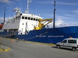 В антарктических льдах застряло российское круизное судно "Академик Шокальский" В антарктических льдах застряло российское круизное судно "Академик Шокальский"