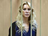 По данным газеты "Коммерсант", теперь Тищенко в расчете на амнистию активно сотрудничает со следствием и потерпевшим банком. Как призналась юрист, она надеется на снятие всех обвинений и возвращение в Лондон, где учатся ее дети