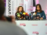 Участницы Pussy Riot Мария Алехина и Надежда Толоконникова на пресс-конференции в студии телеканала "Дождь"