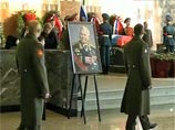 В церемонии приняли участие высшие руководители государства. Президент Владимир Путин возложил у гроба розы, пообщался с детьми покойного - Еленой, Нелли и Виктором