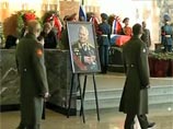 В церемонии приняли участие высшие руководители государства. Президент Владимир Путин возложил у гроба розы, пообщался с детьми покойного - Еленой, Нелли и Виктором В церемонии приняли участие высшие руководители государства. Президент Владимир Путин возложил у гроба розы, пообщался с детьми покойного - Еленой, Нелли и Виктором