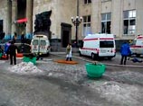 На месте ЧП работают взрывотехники, ОМОН и кинологи с собаками. По словам очевидцев, к зданию вокзала одна за другой подъезжают бригады "скорой помощи", их много На месте ЧП работают взрывотехники, ОМОН и кинологи с собаками. По словам очевидцев, к зданию вокзала одна за другой подъезжают бригады "скорой помощи", их много