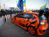 Однако из воскресных акций украинской оппозиции - автопробег активистов "Евромайдана" до мест проживания руководителей страны, она же "автомайдан" - завершилась в воскресенье вечером почти что праздничным салютом