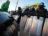 Участники "автомайдана" испортили ворота премьеру Азарову и "близкому к Кремлю" Медведчуку