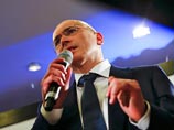 Ранее Ходорковский неоднократно давал понять, что не будет рисковать, возвращаясь в Россию до того, как с него на родине не будет снят иск в 550 миллионов долларов (или 17 миллиардов рублей. - Прим. NEWSru.com), который "висит над ним еще с первого дела" Ранее Ходорковский неоднократно давал понять, что не будет рисковать, возвращаясь в Россию до того, как с него на родине не будет снят иск в 550 миллионов долларов (или 17 миллиардов рублей. - Прим. NEWSru.com), который "висит над ним еще с первого дела"