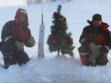 Якутские водолазы установили новогоднюю елку на дне реки Лена при 45-градусном морозе