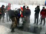 В канун Нового года якутские водолазы и дайверы установили наряженную елку на дне крупнейшей в Северо-Восточной Сибири реки Лена