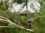 В прибережных районах у многих домов оказались сорваны крыши, вырваны деревья