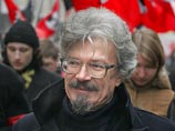 Во время очередной акции несистемной оппозиции на Триумфальной площади в защиту свободы собраний российских граждан был задержан политический активист и писатель Эдуард Лимонов Во время очередной акции несистемной оппозиции на Триумфальной площади в защиту свободы собраний российских граждан был задержан политический активист и писатель Эдуард Лимонов