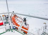 В Антарктике не удается эвакуировать экипаж и пассажиров затертого во льдах российского научного судна