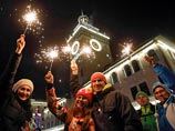 По данным МВД, 31 декабря и 1 января вышли на улицы отмечать Новый год около 4 млн россиян, сообщает РИА "Новости". Всего в стране прошло более 8 тыс. мероприятий По данным МВД, 31 декабря и 1 января вышли на улицы отмечать Новый год около 4 млн россиян, сообщает РИА "Новости". Всего в стране прошло более 8 тыс. мероприятий