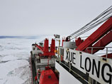 В сообщении AMSA отмечается, что лед блокирует продвижение барж с австралийского ледокола Aurora Australius до китайского корабля Xue Long ("Сюэлун", или "Снежный дракон"), на который пассажиров будут доставлять вертолетом