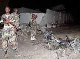 В результате трех взрывов, прогремевших накануне возле отеля "Джазира" в столице Сомали - Могадишо - погибли не менее 11 человек