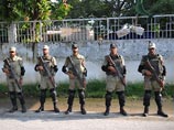 Ранее полиция трижды находила взрывчатку на пути следования экс-президента в здание суда, из-за чего он отказывался продолжать путь и не попадал в суд. Пакистанские силы безопасности накануне утром снова обнаружили пять килограммов взрывчатки