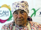 Эстафету приняла солистка фольклорного коллектива "Бурановские бабушки" Галина Конева. 75-летняя участница группы поющих пенсионерок готовилась к ответственной миссии несколько месяцев, специально для этого села на диету, ежедневно делала зарядку и пробеж Эстафету приняла солистка фольклорного коллектива "Бурановские бабушки" Галина Конева. 75-летняя участница группы поющих пенсионерок готовилась к ответственной миссии несколько месяцев, специально для этого села на диету, ежедневно делала зарядку и пробеж