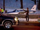 Небольшой самолет совершил вынужденную посадку в Нью-Йорке, приземлившись на автомагистраль в районе Бронкс, сообщает New York Times со ссылкой на пожарную службу города. Все находившиеся на борту уцелели Небольшой самолет совершил вынужденную посадку в Нью-Йорке, приземлившись на автомагистраль в районе Бронкс, сообщает New York Times со ссылкой на пожарную службу города. Все находившиеся на борту уцелели