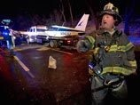 По данным телеканала Fox News, самолет Piper PA-28 приземлился на скоростном шоссе Major Deegan в нью-йоркском районе Бронкс в районе 233-й улицы. На борту находились пилот и двое пассажиров, один из которых получил небольшую травму