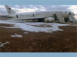 По сообщению газеты Daily Star, у самолета не вышли задние шасси, и он сел "на брюхо"