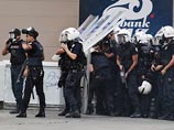 Власти Турции за взятки уволили уже 350 столичных полицейских, передает телерадиокорпорация ВВС со ссылкой на местные СМИ. Среди уволенных были и руководители главных полицейских департаментов. Им на смену назначены полицейские из провинции