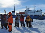 Лед тронулся: "Академик Шокальский" начал самостоятельно выбираться изо льдов Антарктики
