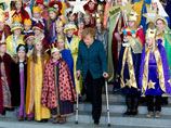 Канцлер ФРГ Ангела Меркель, которая на рождественских праздниках получила травму при катании на лыжах и из-за этого отменила ряд встреч на высшем уровне, во вторник впервые вновь появилась на публике: она встретилась с детьми из хора