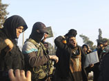 Боевик из группировки "Исламское государство Ирака и Леванта" успокаивает жителей Алеппо, 6 января 2014 года