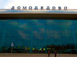 В то же время в аэропорту "Домодедово", а также в ряде региональных аэропортов действуют старые правила, согласно которым пассажирам разрешено брать на борт жидкости в упаковках не больше 100 миллилитров