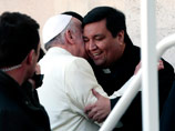 Понтифик прокатил аргентинского священника на папамобиле (ВИДЕО)