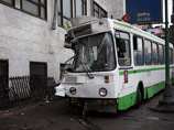 На юге Москвы автобус с пассажирами врезался в дом, есть пострадавшие