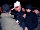 Экс-глава МВД Луценко получил удар дубинкой по голове, когда пытался защитить свою жену Ирину. Ей якобы первой досталось от спецназовцев после того, как активисты Автомайдана начали раскачивать автобус с "Беркутом