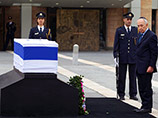 Гроб с телом Ариэля Шарона доставлен в кнессет, там проходит церемония прощания
